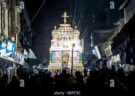 JUNAGADH, Gujarat/Indien, 30. September 2017 - Die tazia Prozession während der Trauer Prozession des Moharram, Junagadh, Gujarat, Indien gesehen. Stockfoto