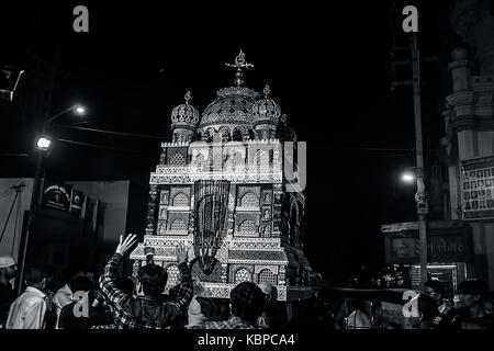 JUNAGADH, Gujarat/Indien, 30. September 2017 - Die tazia Prozession während der Trauer Prozession des Moharram, Junagadh, Gujarat, Indien gesehen. Stockfoto