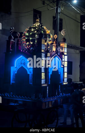 JUNAGADH, Gujarat/Indien, 30. September 2017 - Die tazia Prozession während der Trauer Prozession des Moharram, Junagadh, Gujarat, Indien gesehen. Stockfoto