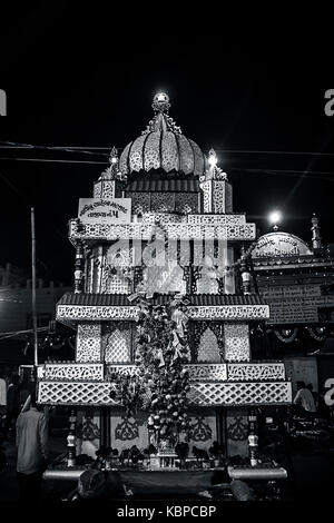 JUNAGADH, Gujarat/Indien, 30. September 2017 - Die tazia Prozession während der Trauer Prozession des Moharram, Junagadh, Gujarat, Indien gesehen. Stockfoto