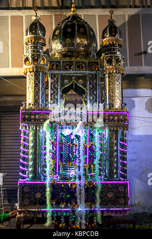 JUNAGADH, Gujarat/Indien, 30. September 2017 - Die tazia Prozession während der Trauer Prozession des Moharram, Junagadh, Gujarat, Indien gesehen. Stockfoto