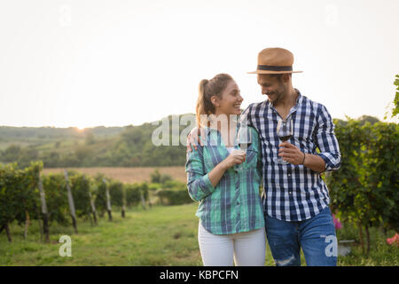 Frau Verkostung Wein Winzer im Weinberg Stockfoto