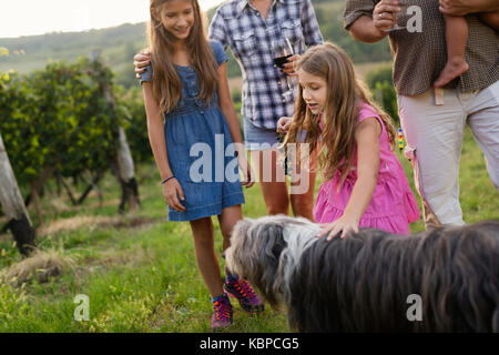 Glückliche Familie genießt Spaziergang im Weinberg Stockfoto