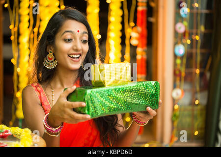 Indische Frau lächelnd, Feier Stimmung, Innenbeleuchtung Stockfoto