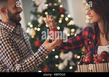 Glückliches Paar in der Liebe schmücken Weihnachtsbaum Stockfoto