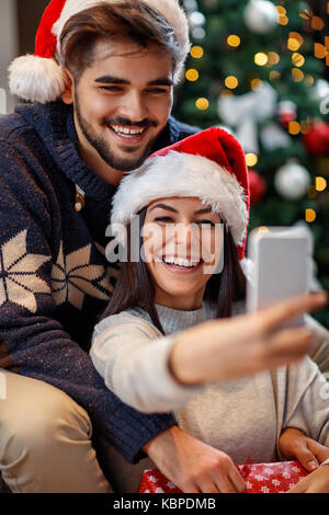 Mann und Frau die selfie am Heiligabend zu Hause Stockfoto