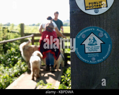 Menschen Hund entlang des Shakespeare Avon, Stroud, Gloucestershire, Vereinigtes Königreich Stockfoto