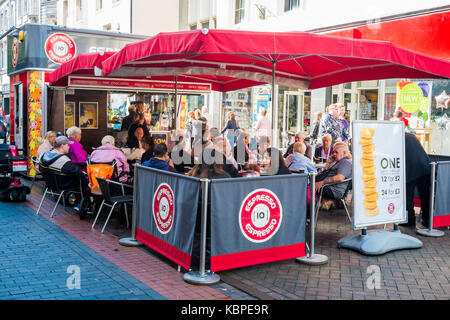 Espresso 10 Coffee Bar, eine sehr beliebte Café in der Innenstadt Shopping Bereich im Regen in Middlesbrough, Cleveland, England Großbritannien Stockfoto