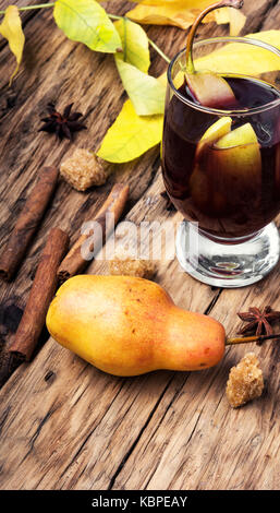 Cocktail traditionelle Sangria mit Fruchtstücken Stockfoto