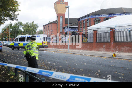 Die Polizei am Tatort auf Herbert Straße, Kleine Heide, Birmingham, als 14-jähriger Junge ist in einem kritischen Zustand, nachdem in der Nähe einer Moschee erstochen wird. Stockfoto