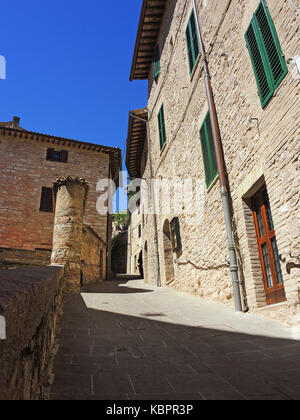 Assisi, Italien. Blick auf die Straßen der Altstadt, die zum UNESCO-Weltkulturerbe Stockfoto