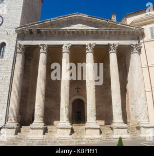 Assisi, Italien, einem UNESCO-Weltkulturerbe. Der Tempel der Minerva liegt im Zentrum der Stadt Stockfoto