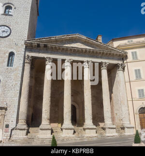 Assisi, Italien, einem UNESCO-Weltkulturerbe. Der Tempel der Minerva liegt im Zentrum der Stadt Stockfoto
