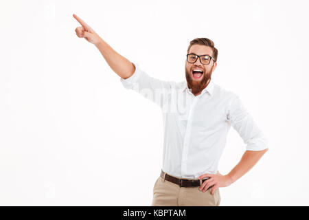 Glücklich, aufgeregt, bärtigen Mann in Brillen zeigenden Finger weg an Kopie Raum auf weißem Hintergrund Stockfoto