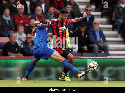 AFC Bournemouth Josua König (rechts) und Leicester City Harry Maguire Kampf um den Ball während der Premier League Match an der Vitalität Stadium, Bournemouth. Stockfoto