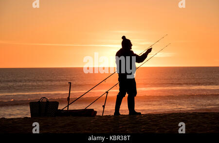 Sonnenuntergang fisherman Angler am Strand von Quinta do Lago Algarve Portugal Stockfoto