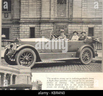 Dieses Schwarzweiß-Foto aus den 1920er Jahren zeigt einen Mann namens Scott in zeitgemäßer Kleidung. Die Umgebung scheint städtisch zu sein, möglicherweise außerhalb oder in der Nähe eines Gebäudes, wobei Scott in einer selbstbewussten Pose steht. Das Foto fängt die Mode und Atmosphäre des frühen 20. Jahrhunderts ein. Stockfoto