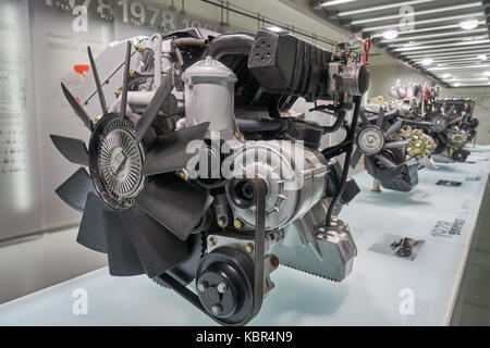 Motoren der Autos auf Anzeige im BMW Museum in München, wo die Geschichte der Entwicklung der Firma BMW gezeigt Stockfoto