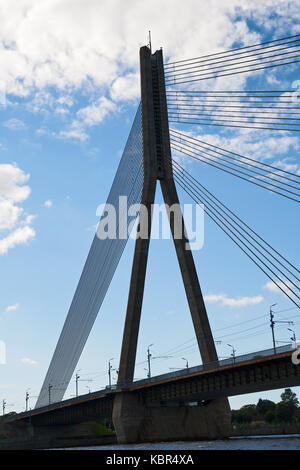 Kabel - befestigte Brücke über den Fluss Daugava Riga Lettland. Stockfoto