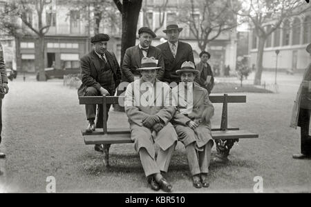 Paulino Uzcudun junto a un Grupo de Personas en el Boulevard (2 de 2) Fondo Auto Kutxa Fototeka Stockfoto