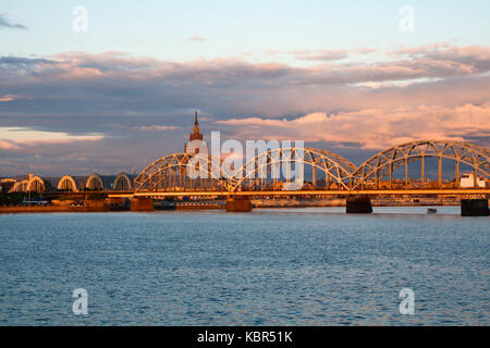 Malerischen Sonnenuntergang über die Eisenbahnbrücke in Riga, Lettland Stockfoto