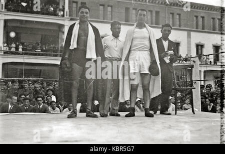 Combate de boxeo en Uno de los Patios de los cuarteles de Loiola (4 de 5) Fondo Auto Kutxa Fototeka Stockfoto