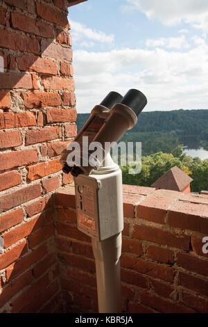 SIGULDA, LETTLAND - SEPTEMBER 02, 2014 - Stationäre Fernglas für Sightseeing auf der Suche Festung Aussichtspunkt Stockfoto