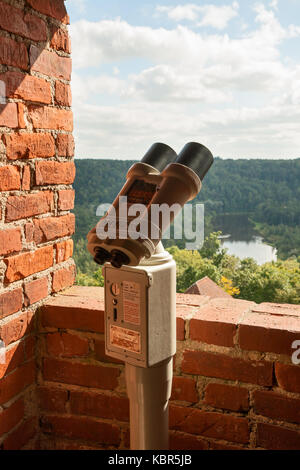 SIGULDA, LETTLAND - SEPTEMBER 02, 2014 - Stationäre Fernglas für Sightseeing auf der Suche Festung Aussichtspunkt Stockfoto