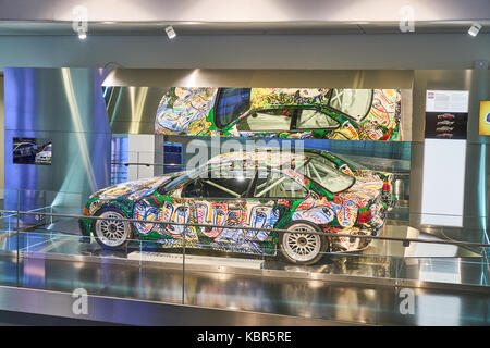 Ein weißes Auto mit bunten Graffiti im BMW-Museum, ein berühmter Deutschland auto Marke Stockfoto