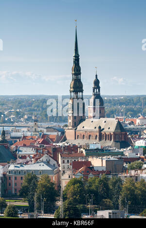 Riga, einen Blick von oben auf die St. Peter's Church und Dom Stockfoto