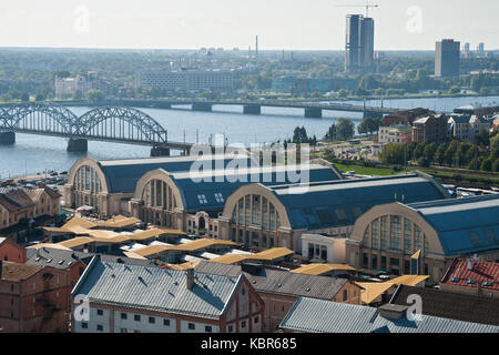 RIGA, LETTLAND - SEPTEMBER 03, 2014 - Ansicht des Pavillons Central Market, Lagerhallen und Brücken. Stockfoto