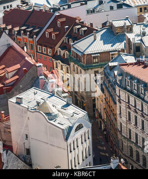 RIGA, Lettland - 04. SEPTEMBER 2014 - Luftbild auf die Dächer und die schmale Straße, Riga, Lettland Stockfoto