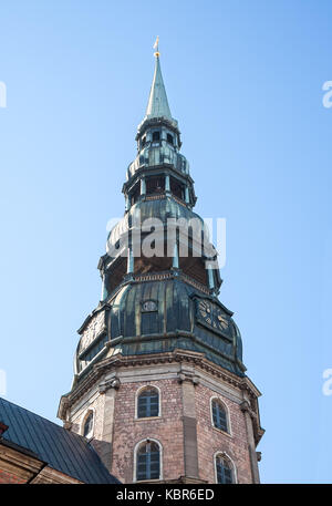 Turm der St. Peter's Kirche in Riga auf dem Hintergrund des blauen Himmels Stockfoto