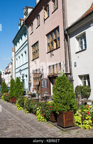 RIGA, Lettland - 04. SEPTEMBER 2014 - Street Cafe in der Altstadt von Riga. Der Mann und die Frau zu Mittag essen im Freien Stockfoto