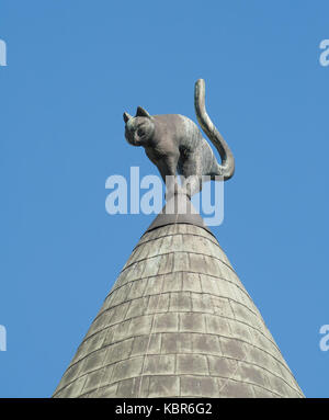 Die Skulptur auf dem Haus mit Katzen in Riga. Architekt Friedrich Sheffel, 1909 Stockfoto