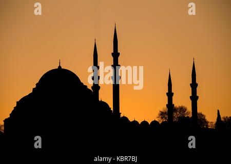 Silhouette bei Sonnenuntergang. Die Süleymaniye Moschee in Istanbul. Stockfoto