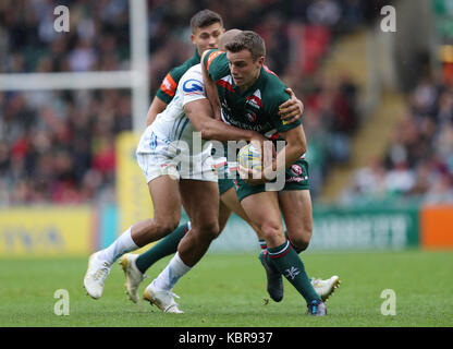 Leicester Tigers George Ford wird von Exeter Chiefs Olly Woodburn während der Aviva Premiership Spiel in Welford Road, Leicester in Angriff genommen. Stockfoto