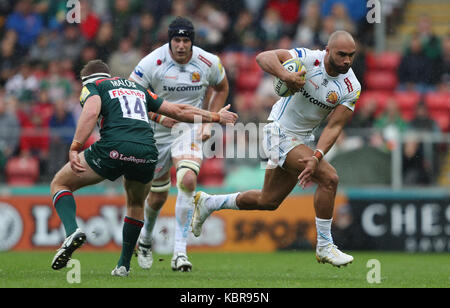 Exeter Chiefs Olly Woodburn erhält hinter Leicester Tigers Nick Malouf während der Aviva Premiership Spiel in Welford Road, Leicester. Stockfoto