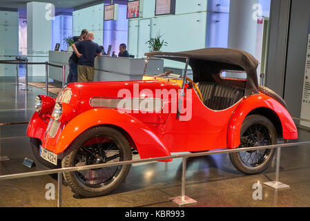 Rote Oldtimer und das Ticket Office im BMW-Museum, ein berühmter Deutschland auto Marke Stockfoto