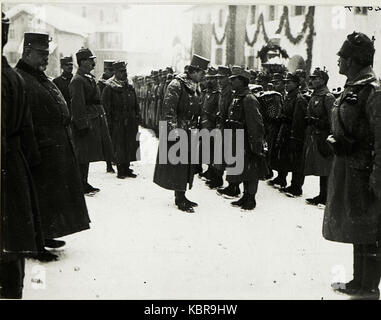 Dieses Foto zeigt Kaiser Karl I. während seines Besuchs in Moena, wo er seine Truppen inspiziert. Das Bild fängt den historischen Moment der militärischen Inspektion während seiner Regierungszeit ein und unterstreicht seine Rolle als Führungspersönlichkeit in Österreich-Ungarn. Stockfoto