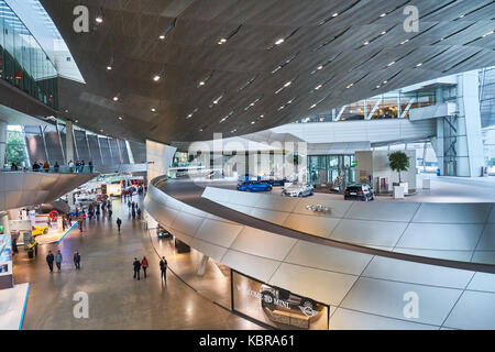 BMW Welt (BMW Welt) in München, Deutschland. Die BMW Welt ist ein multi-funktionales Kundenerlebnis und die Ausstellung der BMW AG. Stockfoto