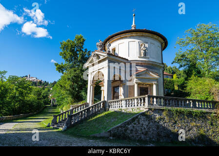 Sacro Monte di Varese (Santa Maria del Monte), Italien. Die Via Sacra führt das Dorf zu mittelalterlichen, mit dem siebten Kapelle. Im Hintergrund das Dorf Stockfoto