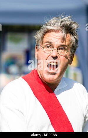 England, Sandwich. Lebendige Geschichte re-enactment. Der mittelalterliche Mensch mit Brille, lautes Rufen, den Mund weit geöffnet. Kopf und Schultern. Stockfoto