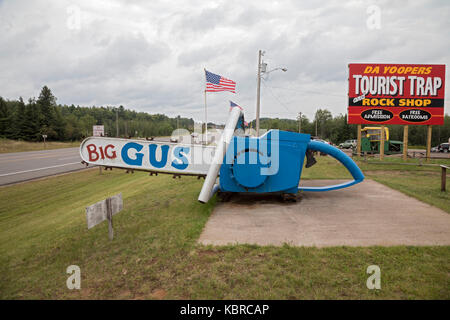 Ishpeming, Michigan - "Big Gus", sagte der größte Motorsäge der Welt zu sein, im Da Yoopers Touristenfalle. Die Attraktion mit einem humorvollen und Self-depr Stockfoto