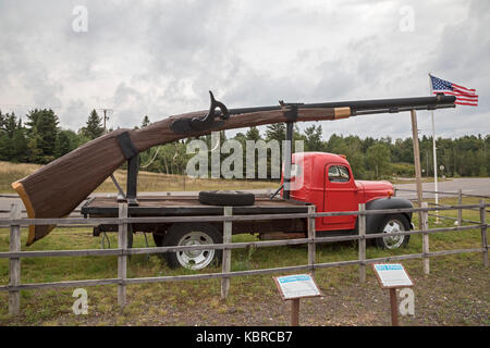 Ishpeming, Michigan - "Ernie", sagte der weltweit größte arbeiten Gewehr, bei Da Yoopers Touristenfalle. Die Attraktion mit einem humorvollen und se Stockfoto