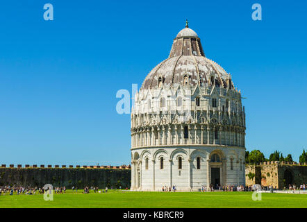 Pisa, Italien: Das Baptisterium des Heiligen Johannes, das größte Baptisterium Italiens, auf dem Platz der Wunder (Piazza dei Miracoli). Stockfoto