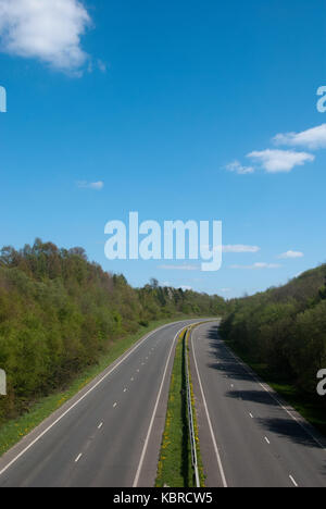 Ein Blick von der Brücke entlang n Englisch Autobahn ohne Verkehr suchen Stockfoto