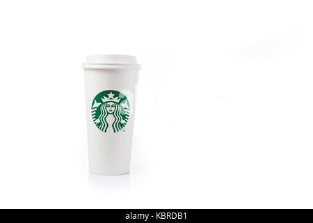 Chiang Mai, Thailand - 30. September 2017 - Starbucks White Paper Cup mit grünem Logo sitzt oben auf weißen Tisch gegen den weißen Hintergrund in Chiang Mai Stockfoto