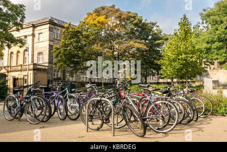 Viele Studenten Fahrräder außerhalb alten Royal Infirmary geparkt, jetzt Edinburgh Zentrum für CO2-Innovation (EKKI), der Universität von Edinburgh, Schottland, Großbritannien Stockfoto