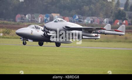 Ein Paar von de Havilland Vampire Jets, die sich in der Ausbildung an der IMW Duxford 2017 die Schlacht um England Air Show Stockfoto